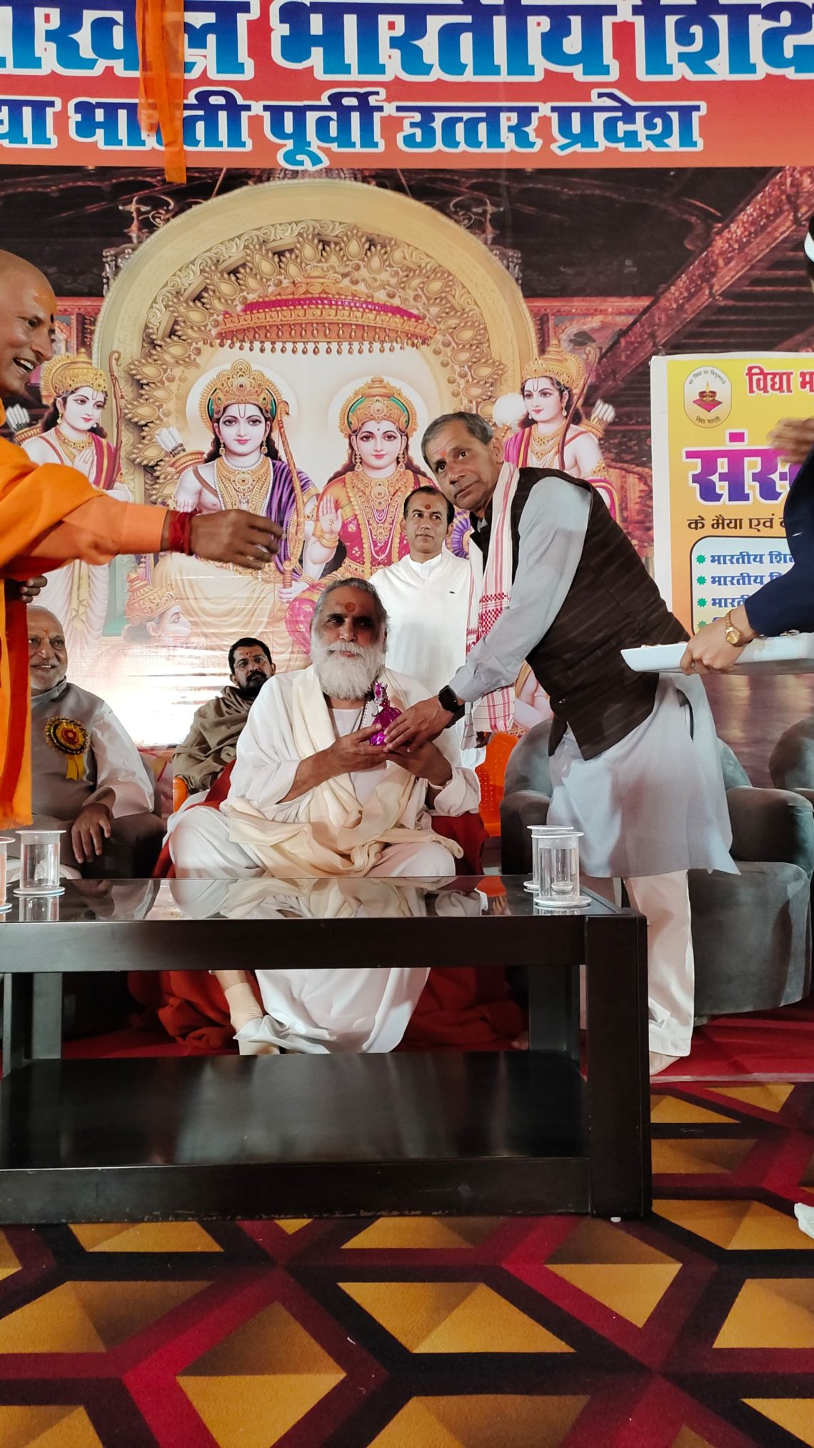 महाकुम्भ के इस पावन अवसर में प्रवास करते “गीता मनीषी परम पूज्य ग्यानानन्द जी महाराज….