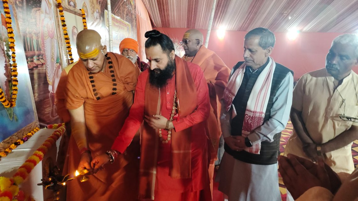 महाकुम्भ के इस पावन अवसर में प्रवास करते “निरंजनी अखाड़े के आचार्य महामण्डलेश्वर 1008 स्वामी कैलाशानन्द जी महाराज….