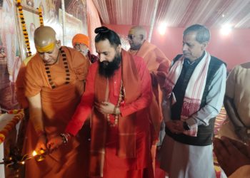 महाकुम्भ के इस पावन अवसर में प्रवास करते “निरंजनी अखाड़े के आचार्य महामण्डलेश्वर 1008 स्वामी कैलाशानन्द जी महाराज….