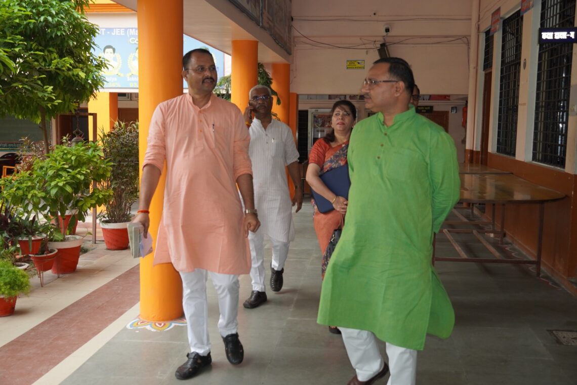 सरस्वती विद्या मन्दिर परिसर का अवलोकन