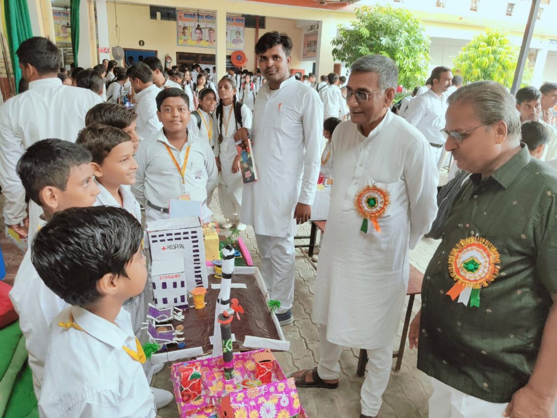 विज्ञान मॉडल प्रतियोगिता में बच्चों ने दिखाई अपनी प्रतिभा – भारतीय शिक्षा समिति कानपुर प्रान्त