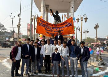 🌺 छात्रों की मेहनत से चमक उठी नेताजी सुभाष चंद्र बोस की प्रतिमा 🌺